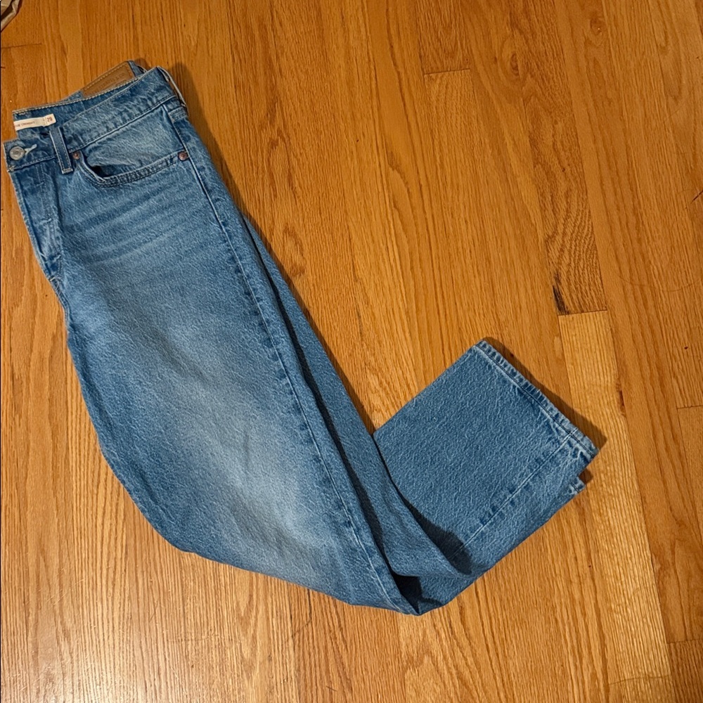 Levi's Straight Leg Women's Jeans in Light Blue Wash